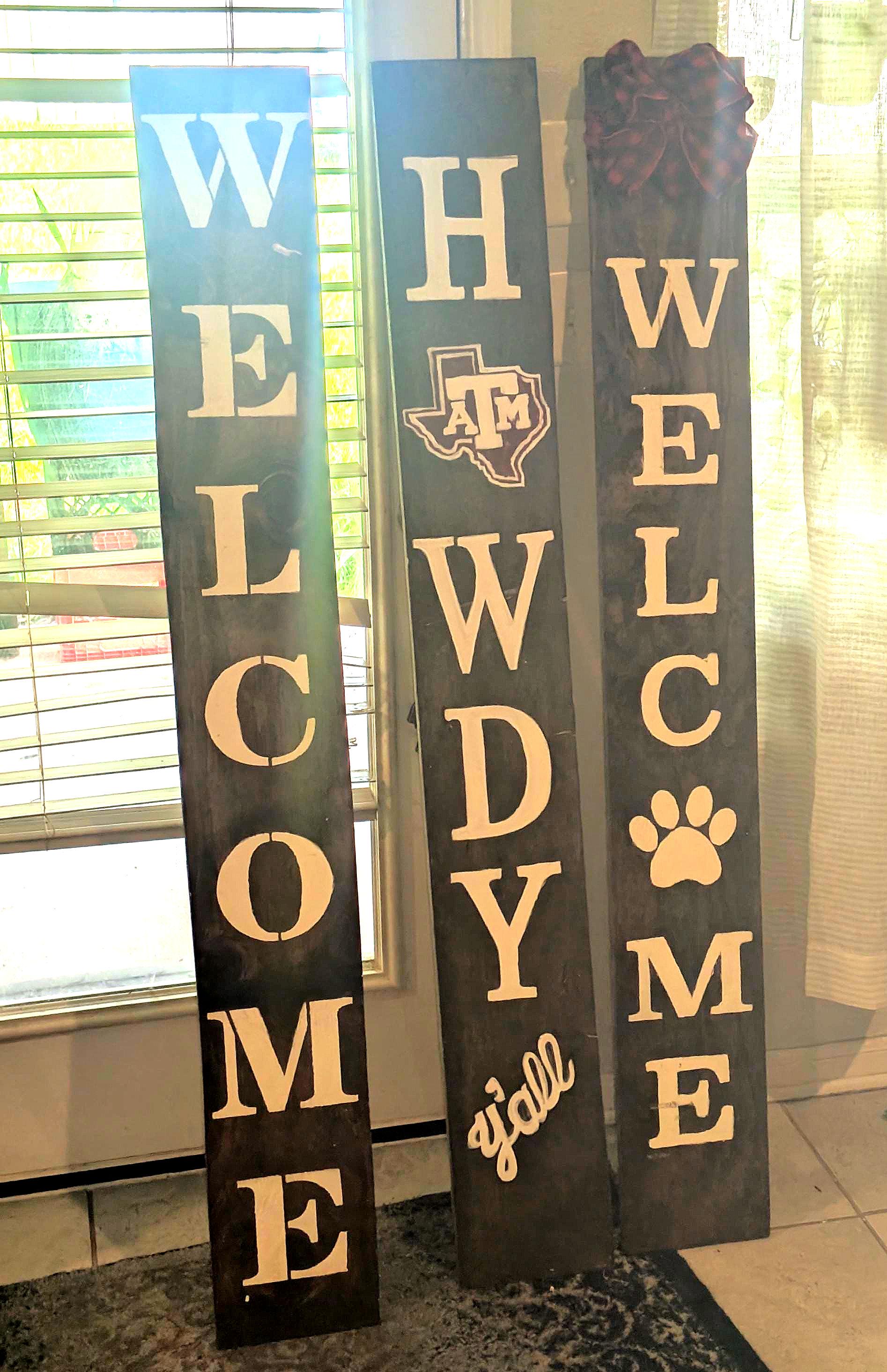 Texas A&M Porch Leaner Sign: Handpainted "Howdy Y'all" Vertical Decor